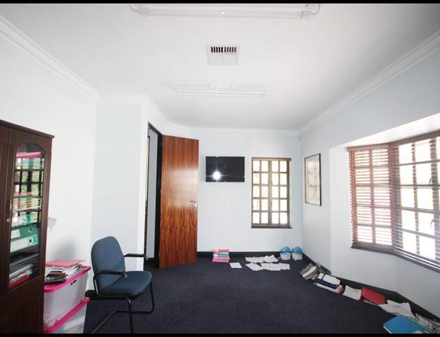 133M² BUSINESS TO LET IN BEDFORD GARDENS